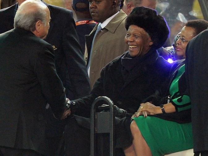 Mandela stringe la mano a Blatter l'11 luglio 2010, giorno della cerimonia di chiusura del Mondiale sudafricano. Epa